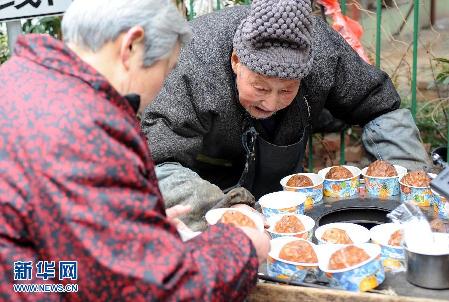 （草根故事）（6）年近九旬自食其力　“烤梨爷爷”感动南京