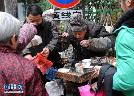 （草根故事）（4）年近九旬自食其力　“烤梨爷爷”感动南京