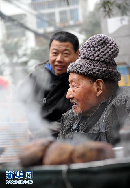 （草根故事）（3）年近九旬自食其力　“烤梨爷爷”感动南京