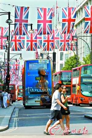 牛津街上挂满了英国国旗。