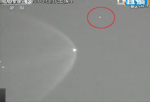 红圈内的为不明飞行物，视频截图。