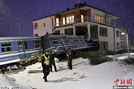 当地时间1月15日，瑞典斯德哥尔摩郊外的萨尔特舍巴登，一名清洁工偷偷开动火车，随后火车冲入民居之中，所幸没有造成居民受伤。目前，偷开火车的清洁工因在事故中受伤已被送往医救治。  