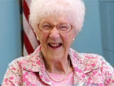 美辣妈105岁通过驾考 照常玩脸谱上电视做公益