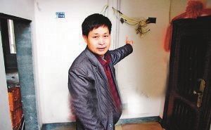 　面对一边已经装好、一边还没装修的房子，桂先生很是无奈。