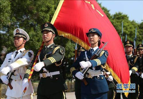     5月12日，我军首批三军女子仪仗兵亮相外交礼仪，接受中外领导人检阅。身着07式礼宾服的13名仪仗队女兵分列在军旗组和陆军、海军和空军军种之中，与男仪仗兵一起伴随检阅曲，手持礼宾枪接受检阅。 新华社记者庞兴雷 摄