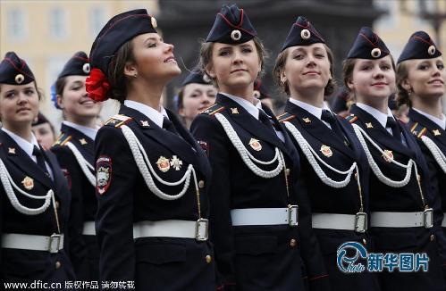 当地时间2013年5月9日，俄罗斯圣彼得堡，军校女兵走过冬宫广场，俄罗斯军队纪念二战胜利68周年。  (图片来源：东方IC)