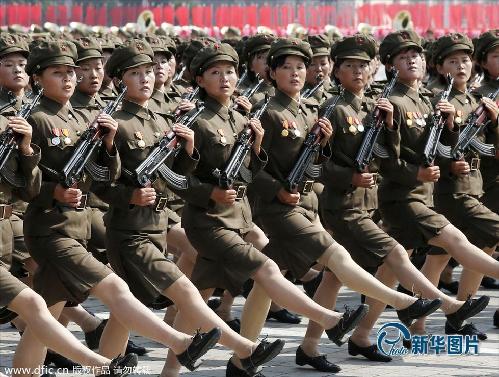     当地时间2013年9月9日，朝鲜平壤，朝鲜工农兵参加阅兵式，庆祝朝鲜民主主义人民共和国成立65周年。(图片来源：东方IC)
