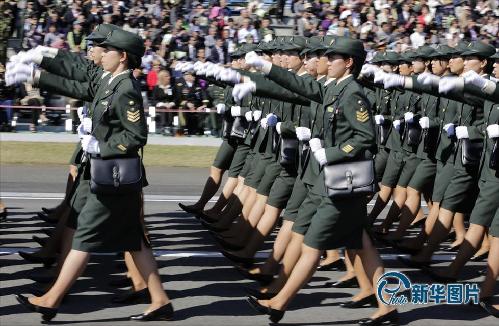     当地时间2013年10月27日，日本Asaka基地，日本自卫队举行阅兵仪式，超过50架飞机及3900名士兵参加了一年一度的自卫队日阅兵式。  (图片来源：东方IC)