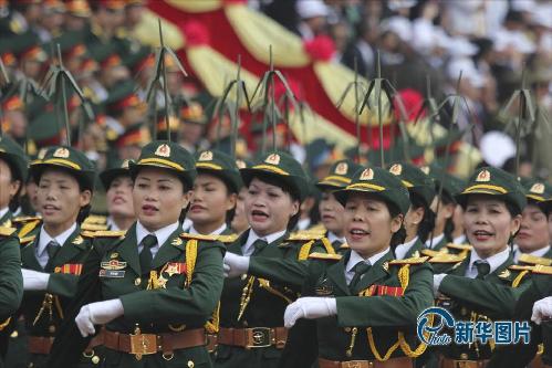当地时间2014年5月7日，越南奠边府，越南女兵正在进行纪念奠边府大捷60周年的游行。越南军队在奠边府大败法军，预示着法国对越殖民统治的崩溃。(图片来源：东方IC)
