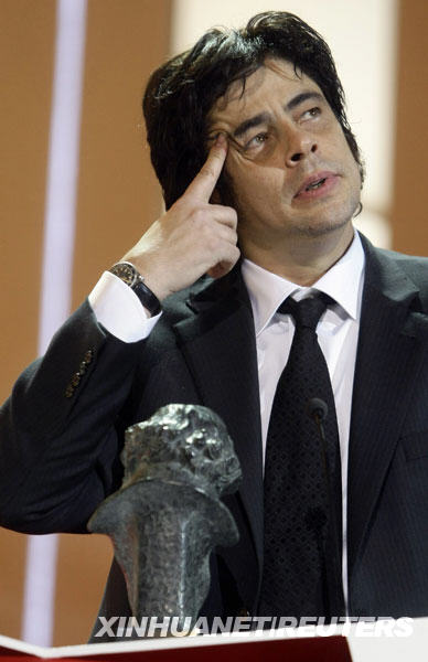 2月1日，在西班牙首都马德里，贝尼西奥·德尔托罗出席西班牙最高电影奖戈雅奖的颁奖典礼。当日，戈雅奖各大奖项在这里揭晓，贝尼西奥·德尔托罗凭借影片《切·格瓦拉》获得最佳男主角奖。