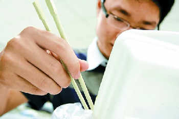 餐馆一次性筷子易带各类病菌