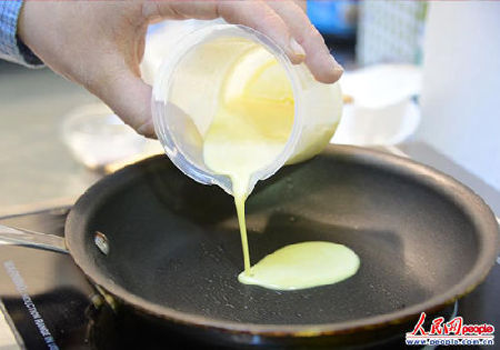 　这种名为“超越鸡蛋”的安全食材主要由从豆类植物中提取的蛋白质构成。口感与鸡蛋基本不差异。