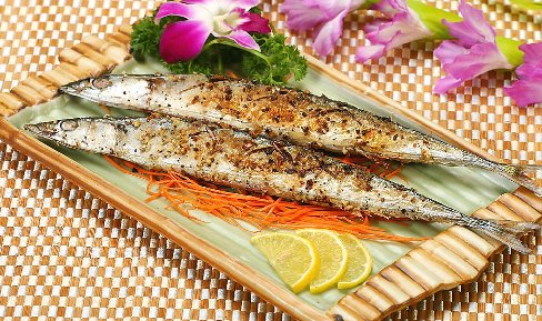 饮食养生警惕：两种情况下吃鱼有害无益