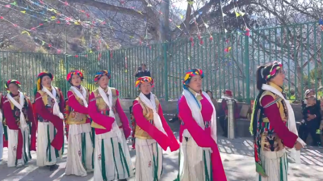 【网络中国节·春节】尼西乡村民载歌载舞迎新春