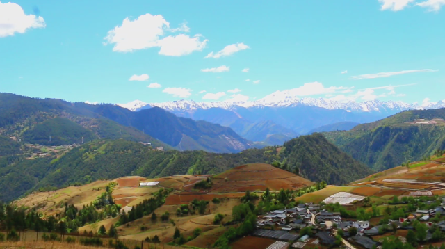 香格里拉市：红旗村风景美如画