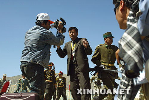 4月27日，在阿富汗首都喀布尔举行的抗击苏联入侵胜利16周年阅兵庆典上，阿富汗记者在发生武装袭击的现场进行报道。当天，阿富汗抗击苏联入侵胜利16周年阅兵庆典遭到塔利班武装袭击，多名阿富汗官员受伤，总统卡尔扎伊及时撤离没有受伤。塔利班武装发言人穆贾希德随后声称对袭击事件负责。 新华社发（扎比摄） 