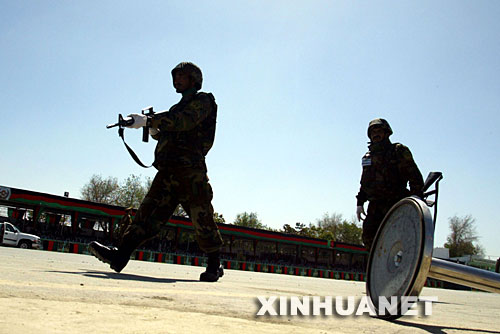 4月27日，在阿富汗首都喀布尔举行的抗击苏联入侵胜利16周年阅兵庆典上，阿富汗士兵在发生武装袭击的现场巡逻。当天，阿富汗抗击苏联入侵胜利16周年阅兵庆典遭到塔利班武装袭击，多名阿富汗官员受伤，总统卡尔扎伊及时撤离没有受伤。塔利班武装发言人穆贾希德随后声称对袭击事件负责。 新华社发（扎比摄） 