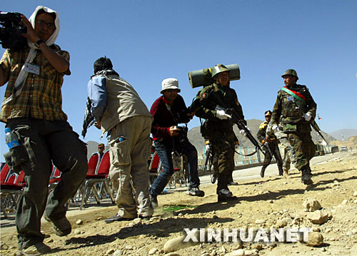  4月27日，在阿富汗首都喀布尔举行的抗击苏联入侵胜利16周年阅兵庆典上，阿富汗士兵和记者在发生武装袭击的现场忙碌。当天，阿富汗抗击苏联入侵胜利16周年阅兵庆典遭到塔利班武装袭击，多名阿富汗官员受伤，总统卡尔扎伊及时撤离没有受伤。塔利班武装发言人穆贾希德随后声称对袭击事件负责。 新华社发（扎比摄） 