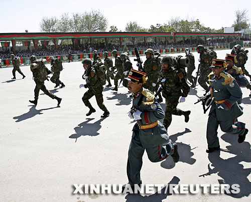 4月27日，在阿富汗首都喀布尔举行的庆祝抗击苏联入侵胜利16周年纪念日活动中，接受检阅的部队撤离袭击现场。当天的庆祝活动遭塔利班武装分子袭击。卡尔扎伊和另外一些及时撤离现场的阿政府官员没有在袭击中受伤。塔利班武装发言人穆贾希德随后声称对该袭击事件负责。 新华社/路透 