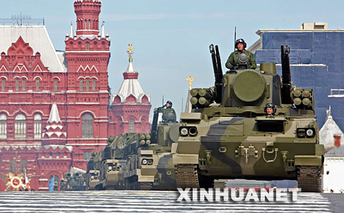 在5月9日举行的阅兵式上，俄罗斯军队重型武器驶过首都莫斯科红场。当日，俄罗斯举行盛大阅兵式，庆祝卫国战争胜利63周年。 新华社记者 沈伯韩摄 