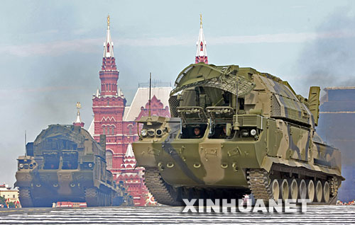 在5月9日举行的阅兵式上，俄罗斯军队重型武器驶过莫斯科红场。当日，俄罗斯举行盛大阅兵式，庆祝卫国战争胜利63周年。 新华社记者 沈伯韩摄 