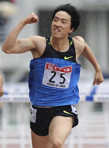 图文-大阪田径大奖赛刘翔五连冠冲过终点振臂欢呼