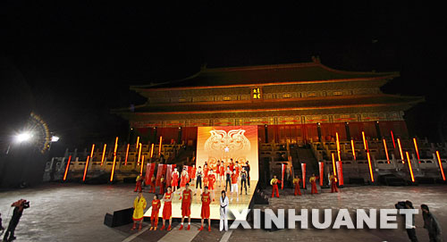 5月12日，运动员和模特在展示新的比赛服装和装备。当日，代表中国出战的22支运动队奥运比赛服装和装备在太庙正式亮相。即将披上新战袍参加北京奥运会的22支国家队中，包括田径、游泳、举重、篮球、网球、自行车、击剑、射箭、BMX小轮车、皮划艇等。