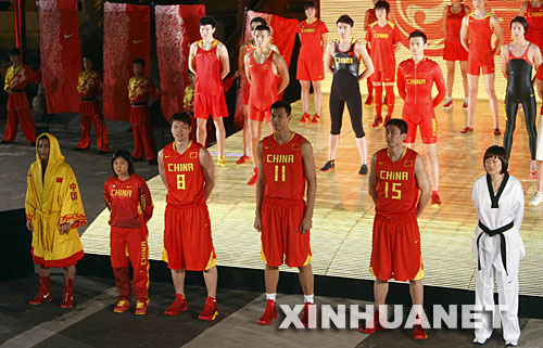 5月12日，中国男篮运动员易建联（前右三）、朱芳雨（前左三）、杜峰（前右二）、中国跆拳道运动员罗微（前右一）等和模特在展示新的比赛服装。当日，代表中国出战的22支运动队奥运比赛服装和装备在太庙正式亮相。
