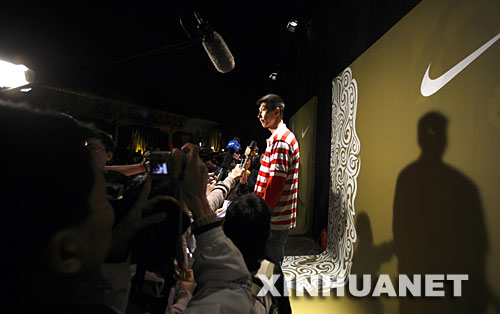5月12日，中国男篮队员易建联在发布会后接受媒体采访。当日，代表中国出战的22支运动队奥运比赛服装和装备在太庙正式亮相。即将披上新战袍参加北京奥运会的22支国家队中，包括田径、游泳、举重、篮球、网球、自行车、击剑、射箭、BMX小轮车、皮划艇等。 