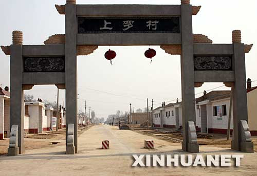 这是淳化县胡家庙乡新农村“示范村”――上罗村村口的仿古门楼，政府为建门楼花费8万多元（摄于3月5日）。 陕西省咸阳市地处西部欠发达地区，目前尚未完全摆脱贫困，有的村民连吃水难、行路难问题还没有解决。然而，这里的一些乡村热衷于建广场、立雕塑、修花坛、移大树，花费巨额资金“打造”新农村“示范村”,还有的乡村为了应付领导参观修遮羞墙、建仿古门，甚至毁良田、挖果园建新村。