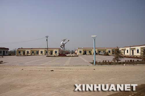 这是彬县新民镇新农村“示范村”――东坡村新村中占地数亩的广场（摄于3月4日）。 陕西省咸阳市地处西部欠发达地区，目前尚未完全摆脱贫困，有的村民连吃水难、行路难问题还没有解决。然而，这里的一些乡村热衷于建广场、立雕塑、修花坛、移大树，花费巨额资金“打造”新农村“示范村”,还有的乡村为了应付领导参观修遮羞墙、建仿古门，甚至毁良田、挖果园建新村。 