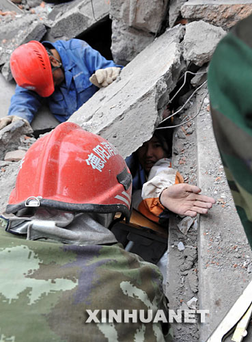 5月13日，救护人员在营救被困学生。 四川绵竹市汉旺镇武都小学的教学楼在地震中倒塌，众多师生被埋在倒塌的校舍中。救援行动正在积极展开。