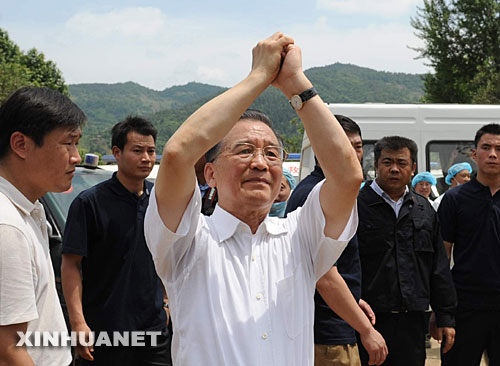 5月15日，中共中央政治局常委、国务院总理温家宝来到川北重灾区青川县木鱼镇慰问受灾群众。温家宝表示党和国家不会忘记受灾的偏僻山村，大家要振作精神，坚强起来，互相帮助，重建家园。 ？？？？新华社记者陶明摄 