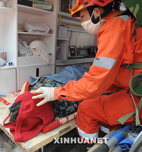 5月19日10点半左右，国家地震救援队在北川县城菜市场附近的废墟中成功救出61岁的李宁翠。她已在废墟中被困164小时。