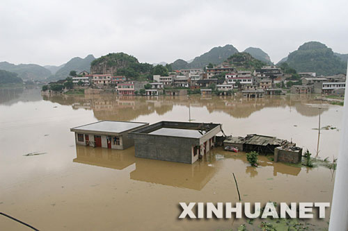 5月27日，安顺市郊区一个村寨的房屋被淹。 5月26日晚开始的一场暴雨使贵州省安顺市西秀区等8个县区（管委会）受灾，大面积农田被淹。全市紧急转移安置受灾群众。灾害已造成2人死亡、1人失踪。 新华社发(刘继灵 摄) 
