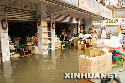 5月27日，安顺市一个小商品市场被积水浸泡。 5月26日晚开始的一场暴雨使贵州省安顺市西秀区等8个县区（管委会）受灾，大面积农田被淹。全市紧急转移安置受灾群众。灾害已造成2人死亡、1人失踪。 新华社发(刘继灵 摄) 