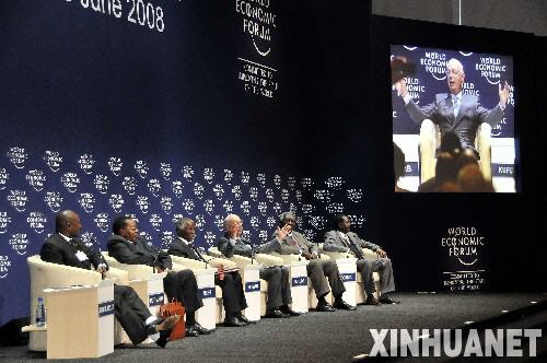 6月4日，布隆迪总统恩库伦齐扎、马拉维总统穆塔里卡、南非总统姆贝基、世界经济论坛主席克劳斯·施瓦布、加纳总统库福尔、肯尼亚总理奥廷加（从左至右）出席开幕式。当日，第18届世界经济论坛非洲会议在南非开普敦开幕。 新华社记者朱晓光摄
