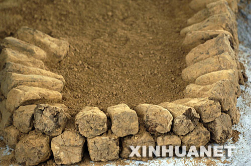 这是双墩春秋古墓中发掘的土偶（6月15日摄）。 安徽省文物部门首次对外宣布了蚌埠双墩1号墓的初步考古发现。从墓葬的规模葬制看，该墓为春秋时代诸侯王级墓葬。在该墓中首次发现了五色颗粒混合土、白土垫层、填土构成的放射线遗迹和土偶遗迹，其圆形墓坑结构、墓底埋葬布局等在全国也属罕见。目前，安徽省文物部门正在进一步发掘，以确定墓主身份并进行其他相关研究。 ？？？？蚌埠双墩1号墓位于安徽省蚌埠市双墩村。从2006年12月起，安徽省文物部门开始对其进行抢救性发掘。 新华社记者 李健 摄 