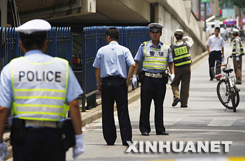 7月1日，多名警察正在勘察案发现场。 ？？？？记者从上海市公安局获悉：当日上午9时许，一名外地来沪男子持刀闯入上海市公安局闸北分局，连续捅伤多名民警和一名保安。该男子随即被民警当场擒获。 ？？？？新华社记者 裴鑫摄 