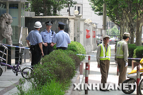 7月1日，警察和交通协管员正在案发现场外维持秩序。 ？？？？记者从上海市公安局获悉：当日上午9时许，一名外地来沪男子持刀闯入上海市公安局闸北分局，连续捅伤多名民警和一名保安。该男子随即被民警当场擒获。 ？？？？新华社记者 裴鑫摄 
