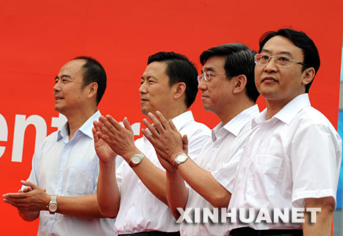 7月8日，北京奥运会四位新闻发言人与媒体见面。他们分别是北京奥组委执行副主席王伟（左一）、国务院新闻办公室一局局长郭为民（左二）、北京市政府副秘书长李伟（左三）、刘志。 新华社记者李文摄 