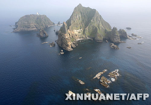这是7月14日航摄的独岛（日本称“竹岛”）的照片。韩国外交通商部发言人文太暎当日发表声明，强烈抗议日本在当天公布的中学教科书指导手册中将独岛（日本称“竹岛”）表述为日本领土，并要求日本立即对有关内容进行修正。韩国外交通商部将采取召回韩国驻日本大使和召见日本驻韩国大使这两项外交措施，就此问题向日本政府表示强烈抗议。 新华社/法新 