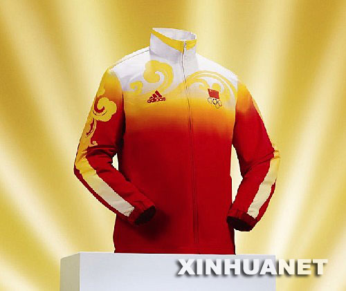 7月15日，以红黄色为主色调、印有祥云图案的北京奥运会中国代表团领奖服装在北京正式面世。 新华社发 