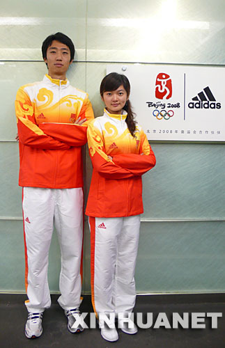 7月15日，模特展示北京奥运会中国代表团领奖服装。当日，以红黄色为主色调、印有祥云图案的北京奥运会中国代表团领奖服装在北京正式面世。 新华社发 
