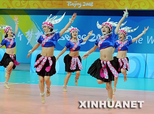 7月20日，志愿者们在进行民族民间舞蹈表演。当日，北京奥运会、残奥会体育展示与颁奖仪式工作汇报暨誓师动员大会在北京理工大学体育馆举行。 新华社记者杨磊摄 