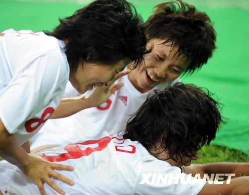 8月6日，中国女足球员庆祝进球。当日，在天津进行的奥运会女足E组的比赛中，中国女足迎战瑞典女足。 新华社记者 杨宗友 摄