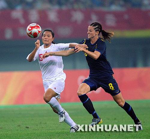 8月6日，中国女足球员周高萍（左）与瑞典队球员谢林拼抢。当日，在天津进行的奥运会女足E组的比赛中，中国女足以2比1战胜瑞典女足。 新华社记者杨宗友摄 