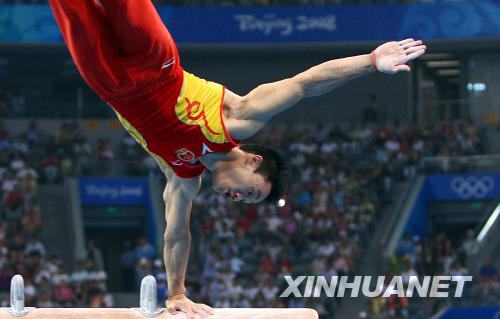  8月9日，中国选手杨威在资格赛鞍马比赛中。他的鞍马资格赛成绩为15.425分。当日，中国队在北京奥运会体操男子资格赛第二场的比赛中，以374.675分的总成绩暂列资格赛第一。