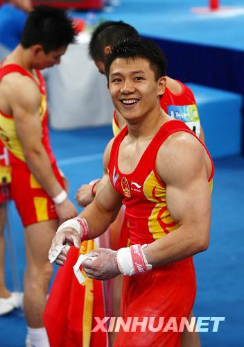 8月9日，中国选手陈一冰在资格赛吊环比赛结束后喜形于色。他的吊环资格赛成绩为16.525分。当日，中国队在北京奥运会体操男子资格赛第二场的比赛中，以374.675分的总成绩暂列资格赛第一。
