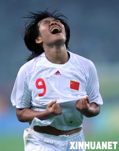 8月6日，中国女足球员韩端庆祝进球。 新华社记者杨宗友摄